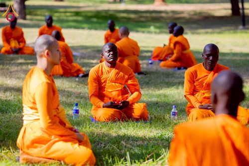 ภาพ No.232951:วันอาทิตย์ 29 มิถุนายน พ.ศ. 2568 กิจกรรมอบรมธรรมทายาทแอฟริกาใต้  ปฏิบัติธรรมสร้างสันติสุขภายใน แสงแห่งพุทธธรรมสู่แผ่นดินแอฟริกาใต้ ณ บริเวณหน้าวัดพระธรรมกายโจฮันเนสเบิร์ก