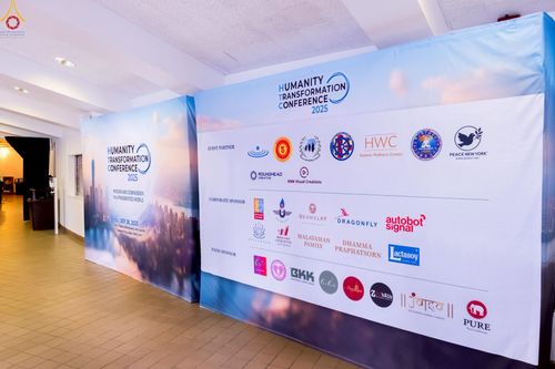 ภาพ No.249720:วันอาทิตย์ที่ 28 กันยายน พ.ศ. 2568 การปฏิบัติธรรมบูชาธรรม 108 ปี แห่งการบรรลุธรรมของหลวงปู่วัดปากน้ำ ได้จุดประทีปสันติภาพไปทั่วโลก และได้ร่วมเสวนาทางปัญญา เพื่อการขยายพระพุทธศาสนาวิชชาธรรมกายไปทั่วโลก  ในงาน HTC Newyork USA