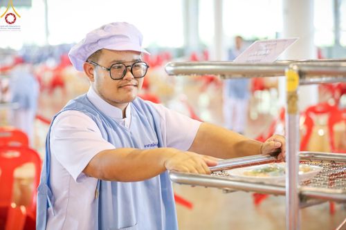 ภาพ No.160982:พิธีถวายภัตตาหารเมนูสวรรค์ ในพรรษาแห่งการเข้าถึงธรรม วันที่ 10 ตุลาคม พ.ศ. 2567 ณ สภาธรรมกายสากล วัดพระธรรมกาย