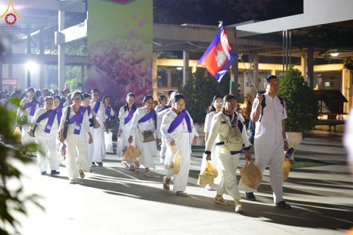 ภาพ No.190174:พิธีตักบาตรพระธรรมยาตรา ณ อนุสรณ์สถานลำดับที่ 1 สถานที่เกิดด้วยรูปกายเนื้อ อนุสรณ์สถานมหาวิหารพระมงคลเทพมุนี (โลตัสแลนด์) อ.สองพี่น้อง จ.สุพรรณบุรี ในโครงการธรรมยาตรา กตัญญูบูชา มหาปูชนียาจารย์ พระมงคลเทพมุนี(สด จนฺทสโร) พระผู้ปราบมาร อนุสรณ์สถาน 7 แห่ง 