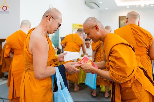 ภาพ No.123191:พิธีพระราชทานสัญญาบัตร พัดยศ และผ้าไตร แด่พระสงฆ์ในเขตปกครองคณะสงฆ์หนกลาง ณ วัดพระศรีมหาธาตุ เขตบางเขน กรุงเทพมหานคร และพิธีมุทิตาสักการะพระสังฆาธิการ ผู้ได้รับเลื่อนและตั้งสมณศักดิ์ ตามพระบรมราชโองการ ณ วัดพระธรรมกาย ในวันที่ 4 กุมภาพันธ์ พ.ศ. 2567