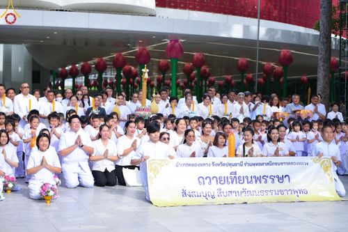 ภาพ No.144568:ชาวอำเภอคลองหลวง จังหวัดปทุมธานี ถวายเทียนพรรษามหามงคล เนื่องในเทศกาลเข้าพรรษา ประจำปี 2567 แด่คณะสงฆ์วัดพระธรรมกาย  วันพฤหัสบดีที่ 18 กรกฎาคม พ.ศ. 2567