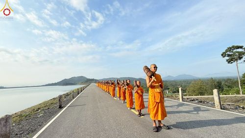 ภาพ No.218176:วันอังคารที่ 16 เมษายน พ.ศ. 2568 กิจกรรมสามเณรเดินธรรมยาตรา ในโครงการบรรพชา สามเณรภาคฤดูร้อนปี 2568 ศูนย์ปฏิบัติธรรมเขาคิชฌกูฏ จันทบุรี