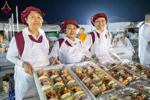 ภาพ No.193547:สาธุชนถวายภัตตาหารเป็นสังฆทาน แด่พระธรรมยาตรา ณ อนุสรณ์สถานคลองบางนางแท่น อ.สามพราน จ.นครปฐม ในโครงการธรรมยาตรา กตัญญูบูชา มหาปูชนียาจารย์ พระมงคลเทพมุนี(สด จนฺทสโร) พระผู้ปราบมาร อนุสรณ์สถาน 7 แห่ง ปีที่ 13 วันที่ 11 มกราคม พ.ศ. 2568