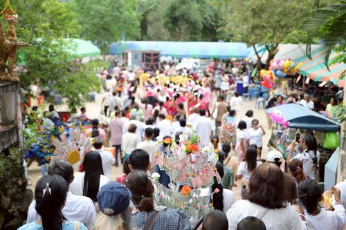 ภาพ No.251175:วันที่ 9 ตุลาคม พ.ศ. 2568 พิธีทอดกฐินสามัคคีทั่วไทย 30,000 วัด โดยคณะศิษยานุศิษย์ บูชาธรรม 81 ปี หลวงพ่อธัมมชโย ณ วัดถ้ำห้วยกลาง ตำบลเขาทะลุ อำเภอสวี จังหวัดชุมพร