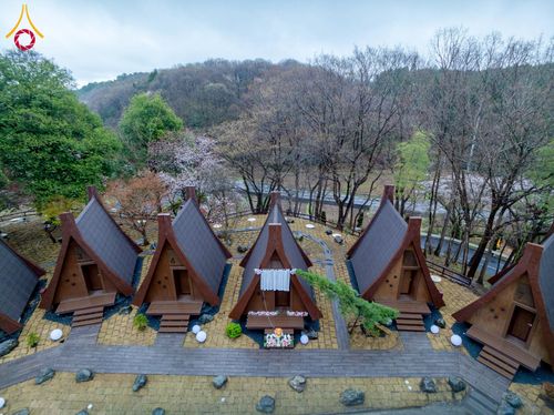 ภาพ No.220919:วันที่ 13 เมษายน พ.ศ. 2568 พิธีโปรยรัตนชาติปฐมเริ่มสถาปนาเจดีย์ และ พิธีเปิดหมู่บ้านปฏิบัติธรรม เพื่อการบรรลุธรรม ณ วัดป่าธรรมกายนานาชาติโทชิหงิ  ประเทศญี่ปุ่น