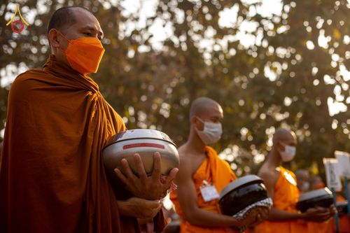 ภาพ No.76336:คณะสงฆ์และสามเณรบิณฑบาต ประเทศบังกลาเทศ วันที่ 11 กุมภาพันธ์ พ.ศ. 2566