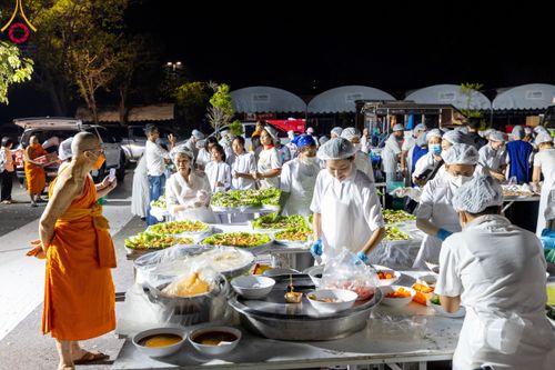 ภาพ No.111801:พิธีถวายภัตตาหารเป็นสังฆทาน แด่คณะพระธรรมยาตราฯ ในโครงการธรรมยาตรา กตัญญูบูชา มหาปูชนียาจารย์ พระมงคลเทพมุนี(สด จนฺทสโร) พระผู้ปราบมาร อนุสรณ์สถาน 7 แห่ง ปีที่ 12 วันที่ 14 มกราคม พ.ศ. 2567 ณ อนุสรณ์สถานมหาวิหารพระมงคลเทพมุนี  (โลตัสแลนด์) อ.สองพี่น้อง จ