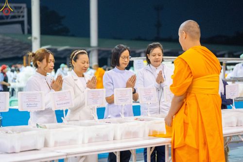 ภาพ No.188466:พิธีถวายภัตตาหารเป็นสังฆทาน แด่พระธรรมยาตรา ในโครงการธรรมยาตรา กตัญญูบูชา มหาปูชนียาจารย์ พระมงคลเทพมุนี(สด จนฺทสโร) พระผู้ปราบมาร อนุสรณ์สถาน 7 แห่ง ปีที่ 13 ณ สภาธรรมกายสากล วัดพระธรรมกาย วันที่ 3 มกราคม พ.ศ. 2568