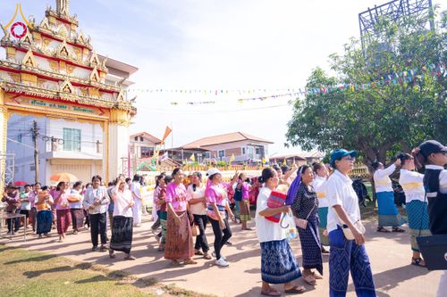ภาพ No.172551:พิธีทอดกฐิน วัดศรีบุญเรือง จ.สกลนคร ในโครงการกฐินสามัคคีทั่วไทย 30,000 วัด บูชาธรรม 80 ปี หลวงพ่อธัมมชโย โดยคณะศิษยานุศิษย์วัดพระธรรมกาย วันที่ 25 ตุลาคม พ.ศ. 2567