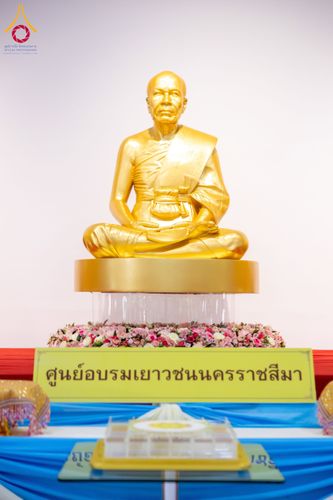 ภาพ No.160753:พิธีเจริญพระพุทธมนต์ และปิดแผ่นทองรูปเหมือน พระเดชพระคุณพระมงคลเทพมุนี (สด จนฺทสโร) พระผู้ปราบมาร จำนวน 3 องค์ วันเสาร์ที่ 5 ตุลาคม พ.ศ. 2567 ณ อาคารปลูกศรัทธา 2 (ชานชลาเดิม) วัดพระธรรมกาย อ.คลองหลวง จ.ปทุมธานี