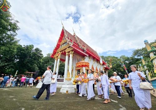 ภาพ No.168235:พิธีทอดกฐิน ณ วัดถนนโค้ง จ.ลพบุรี ในโครงการกฐินสามัคคีทั่วไทย 30,000 วัด บูชาธรรม 80 ปี หลวงพ่อธัมมชโย โดยคณะศิษยานุศิษย์วัดพระธรรมกาย วันที่ 20 ตุลาคม พ.ศ. 2567