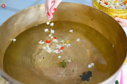 ภาพ No.80220:สาธุชนร่วมสรงน้ำพระและทำบุญ เนื่องในวันสงกรานต์ ณ หอฉันคุณยายอาจารย์ฯ วัดพระธรรมกาย วันที่ 13 เมษายน พ.ศ. 2566