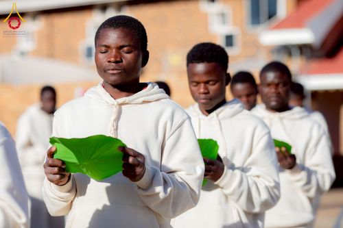 ภาพ No.231114:วันศุกร์ที่ 27 มิถุนายน พ.ศ. 2568 พิธีตัดปอยผมและพิธีปลงผมนาคธรรมทายาทแห่งทวีปแอฟริกา พ.ศ. 2568  โครงการบรรพชาอุปสมบทพระธรรมทายาทนานาชาติแห่งทวีปแอฟริกา ครั้งที่ 2 ณ วัดพระธรรมกายโจฮันเนสเบิร์ก สาธารณรัฐแอฟริกาใต้