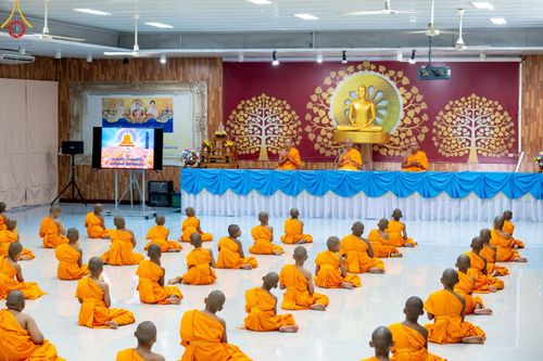 ภาพ No.62001:สามเณรจากศูนย์อบรมเยาวชนสุรินทร์ ออกบิณฑบาต รอบอำเภอเมือง จ.สุรินทร์ ในโครงการบรรพชาสามเณร ฟื้นฟูพระพุทธศาสนาทั่วไทย วันที่ 9 เมษายน พ.ศ. 2567