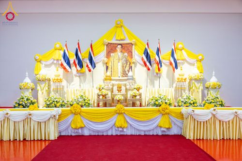 ภาพ No.179550:พิธีเจริญพระพุทธมนต์ พิธีทำบุญตักบาตรถวายพระราชกุศล และพิธีวางพานพุ่มดอกไม้ถวายราชสักการะ  แด่พระบาทสมเด็จพระบรมชนกาธิเบศร มหาภูมิพลอดุลยเดชมหาราช บรมนาถบพิตร เนื่องในวันคล้ายวันพระบรมราชสมภพ วันชาติ และวันพ่อแห่งชาติ วันพฤหัสบดีที่ 5 ธันวาคม พ.ศ. 2567 ณ