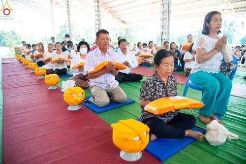 ภาพ No.101535:พิธีขอขมาและมอบผ้าไตร ในโครงการอุปสมบทบูชาธรรม มหาปูชนียาจารย์ พ.ศ. 2566 ณ ธุดงคสถานลำพูน ต.เหล่ายาว อ.บ้านโฮ่ง จ.ลำพูน  วันที่ 7 ธันวาคม พ.ศ. 2566