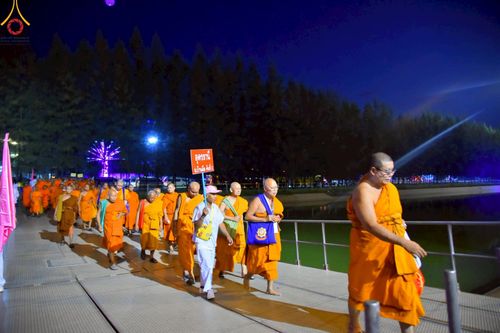 ภาพ No.219227:บรรยากาศการเดินทางเข้าวัดพระธรรมกาย , การต้อนรับปฏิสันถาร , การฉันภัตตาหารเช้า , การลงทะเบียนพระสังฆาธิการ  เนื่องในวันคุ้มครองโลก พิธีถวายมหาสังฆทานคณะสงฆ์ 40,000 กว่าวัดทั่วประเทศ ณ วัดพระธรรมกาย