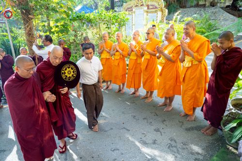 ภาพ No.220056:วันพุธที่ 16 เมษายน พ.ศ. 2568 วัดพระธรรมกายถวายมหาสังฆทาน มอบสิ่งของและทุนทรัพย์กว่า 4 ล้านบาท บรรเทาทุกข์ 181 วัดแผ่นดินไหวเมียนมา