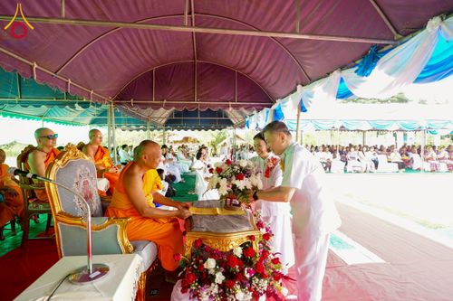 ภาพ No.255423:วันที่ 13 ตุลาคม พ.ศ. 2568 พิธีบรรจุพระบรมสารีริกธาตุ ผูกผ้า 7 สี เพื่อความเป็นสิริมงคล  และ ยกช่อฟ้า ประดิษฐานบนหลังคาอุโบสถวัดทุ่งเจริญธรรม ถวายบูชาธรรม 81 ปี หลวงพ่อธัมมชโย โดยคณะศิษยานุศิษย์ ณ วัดทุ่งเจริญธรรม อ.อมก๋อย จ.เชียงใหม่