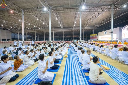 ภาพ No.188122:พิธีถวายภัตตาหารเป็นสังฆทาน แด่พระธรรมยาตรา ในโครงการธรรมยาตรา กตัญญูบูชา มหาปูชนียาจารย์ พระมงคลเทพมุนี(สด จนฺทสโร) พระผู้ปราบมาร อนุสรณ์สถาน 7 แห่ง ปีที่ 13 ณ สภาธรรมกายสากล วัดพระธรรมกาย วันที่ 2 มกราคม พ.ศ. 2568