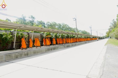 ภาพ No.220650:วันเสาร์ที่ 26 เมษายน พ.ศ.2568 (วันพระ แรม 15 ค่ำ เดือน 5) พิธีถวายภัตตาหารเมนูสวรรค์ "เพื่อการบรรลุธรรม" และ พิธีบุพเปตพลี ครั้งที่ 163 ร่วมอุทิศบุญแด่หมู่ญาติที่ล่วงลับไปแล้ว และสืบทอดอายุพระพุทธศาสนา ณ หอฉันคุณยายอาจารย์ฯ วัดพระธรรมกาย