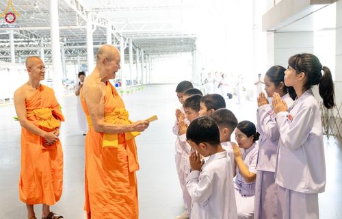 ภาพ No.150048:พิธีทอดผ้าป่าสมทบกฐินวัดพระธรรมกาย และสมทบกฐิน 30,000 วัดทั่วไทย ครั้งที่ 1 เนื่องในวันธรรมชัย 27 สิงหาคม พ.ศ.2567 ณ สภาธรรมกายสากล วัดพระธรรมกาย