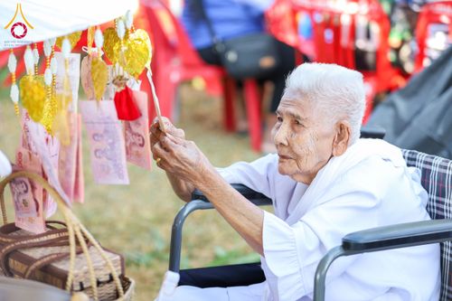 ภาพ No.175238:พิธีทอดปฐมกฐิน ธุดงคสถานวังทรายพูน เขาพนมพาธัมมานุสรณ์ พุทธันดรสุวรรณภูมิ  ต.หนองพระ อ.วังทรายพูน จ.พิจิตร ในโครงการกฐินสามัคคีทั่วไทย 30,000 วัด บูชาธรรม 80 ปี หลวงพ่อธัมมชโย โดยคณะศิษยานุศิษย์วัดพระธรรมกาย วันที่ 14 พฤศจิกายน พ.ศ. 2567