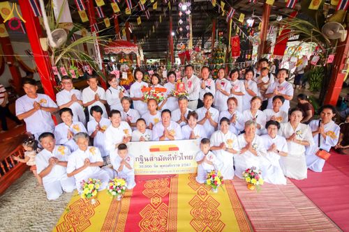 พิธีทอดกฐิน ณ วัดเนินสว่างวราราม จ.พิษณุโลก ในโครงการกฐินสามัคคีทั่วไทย 30,000 วัด บูชาธรรม 80 ปี หลวงพ่อธัมมชโย โดยคณะศิษยานุศิษย์วัดพระธรรมกาย วันที่ 24 ตุลาคม พ.ศ. 2567