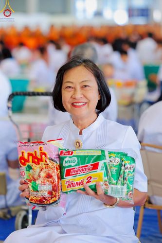 ภาพ No.221928:วันที่ 4 พฤษภาคม พ.ศ. 2568 พิธีตักบาตร เนื่องในวันอาทิตย์ต้นเดือน ณ บ้านแก้วเรือนทองคุณยายฯ วัดพระธรรมกาย