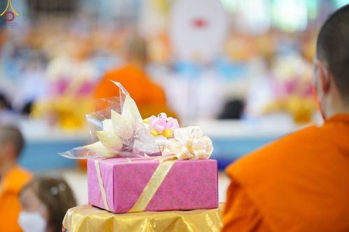 ภาพ No.85316:พิธีถวายมหาสังฆทานคณะสงฆ์ 2000 กว่าวัดทั่วประเทศปีที่ 23, พิธีถวายไทยธรรมคณะสงฆ์ 323 วัด 4 จังหวัดชายแดนภาคใต้, พิธีมอบปัจจัยช่วยเหลือครู 4 จังหวัดชายแดนภาคใต้ ณ สภาธรรมกายสากล วัดพระธรรมกาย ในวันสมาธิโลก อาทิตย์ที่ 6 สิงหาคม พ.ศ. 2566