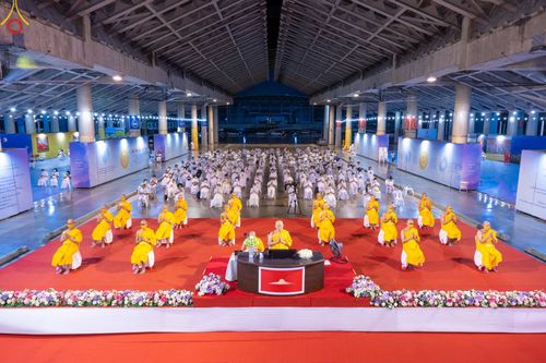 ภาพ No.83967:พิธีสวดมนต์บทธัมมจักกัปปวัตตนสูตร ครบ 5,481,000,000 จบ ในวันอาทิตย์ที่ 2 กรกฎาคม พ.ศ. 2566 ณ วัดพระธรรมกาย