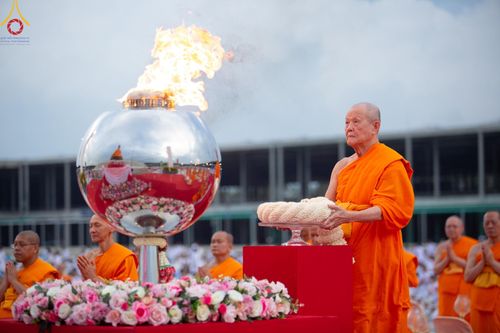 ภาพ No.160535:พิธีจุดประทีป 20,000 ดวง บูชาพระมหาธรรมกายเจดีย์ และบูชาพระมงคลเทพมุนี (สด จนฺทสโร) พระผู้ปราบมาร ณ ลานธรรม พระมหาธรรมกายเจดีย์ วัดพระธรรมกาย จ.ปทุมธานี วันที่ 10 ตุลาคม พ.ศ. 2567