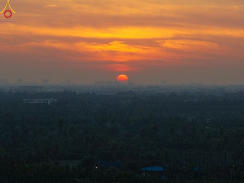 ภาพ No.192910:พิธีตักบาตรพระธรรมยาตรา ณ อนุสรณ์สถานคลองบางนางแท่น อ.สามพราน จ.นครปฐม ในโครงการธรรมยาตรา กตัญญูบูชา มหาปูชนียาจารย์ พระมงคลเทพมุนี(สด จนฺทสโร) พระผู้ปราบมาร อนุสรณ์สถาน 7 แห่ง ปีที่ 13 วันที่ 11 มกราคม พ.ศ.2568