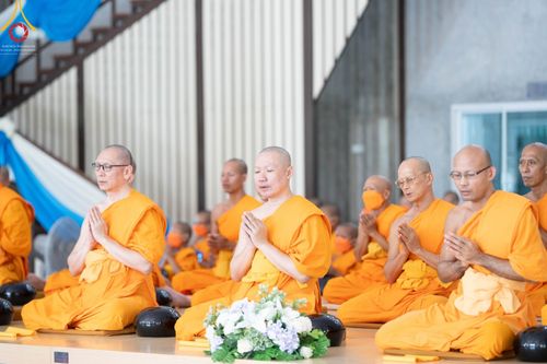 ภาพ No.86001:งานบุญครบรอบ 12 ปี ณ ศูนย์อบรมเยาวชนนครปฐม วันเสาร์ ที่ 19 สิงหาคม พ.ศ. 2566 พิธีทอดผ้าป่าบำรุงศูนย์ และพิธีเจริญพระพุทธมนต์ ฉลองหอฉันคุณยายฯ ประธานสงฆ์  พระมหาคมสัน  ธมฺมาสนฺโน ประธานบุญพิธี กัลฯสุนทรินทร์  จันทนา และคณะเจ้าภาพจังหวัดนครปฐม