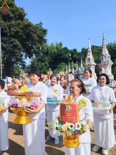 ภาพ No.170838:พิธีทอดกฐิน ณ วัดพัฒนาราม จ.ชัยนาท ในโครงการกฐินสามัคคีทั่วไทย 30,000 วัด บูชาธรรม 80 ปี หลวงพ่อธัมมชโย โดยคณะศิษยานุศิษย์วัดพระธรรมกาย วันที่ 27 ตุลาคม พ.ศ. 2567