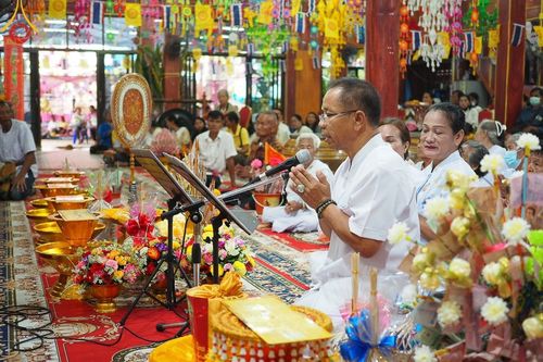 ภาพ No.183542:พิธีทอดกฐิน ณ วัดภูหินตัด จ.บุรีรัมย์ ในโครงการทอดกฐินสามัคคีทั่วไทย 30,000 วัด บูชาธรรม 80 ปี หลวงพ่อธัมมชโย โดยคณะศิษยานุศิษย์วัดพระธรรมกาย วันที่ 27 ตุลาคม พ.ศ. 2567