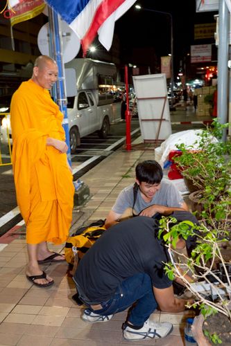 ภาพ No.237291:วันที่ 9-10 สิงหาคม พ.ศ. 2568 การเตรียมงาน เก็บงาน ของเจ้าหน้าที่ทุกสถานะ ในงานมหาสังฆทาน ตักบาตรพระ 10,000 รูป ใจกลางเมืองหาดใหญ่ จ.สงขลา