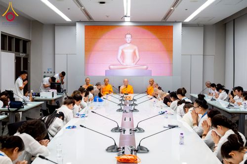 ภาพ No.222444:วันที่ 21 เมษายน พ.ศ. 2568 หลวงพ่อทัตตชีโวให้โอวาททีมงานอาสาสมัครเวียดนาม ณ อาคาร 100 ปี คุณยายมหารัตนอุบาสิกาจันทร์ ขนนกยูง วัดพระธรรมกาย