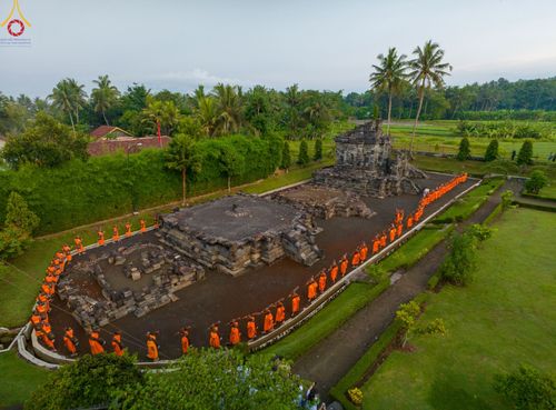 ภาพ No.105134:สามเณรธรรมทายาทชาวอินโดนีเซียกว่า 1,000 รูป เดินธรรมยาตรา บูชาพระสัมมาสัมพุทธเจ้า ณ มหาเจดีย์บุโรพุทโธ ประเทศอินโดนีเซีย ในวันที่ 27 ธันวาคม พ.ศ. 2566