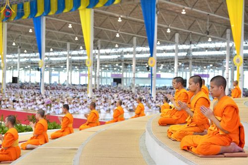 ภาพ No.219356:วันอังคารที่ 22 เมษายน พ.ศ. 2568 พิธีมอบปัจจัยช่วยเหลือครู 4 จังหวัดชายแดนภาคใต้ , พิธีกล่าวคำถวายอุปกรณ์ เพื่อเตรียมการต้อนรับคณะสงฆ์ฯ , พิธีกล่าวคำถวายภัตตาหารเป็นสังฆทาน , คณะสงฆ์ฉันภัตตาหารเพล  เนื่องในวันคุ้มครองโลก พิธีถวายมหาสังฆทานแด่คณะสงฆ์