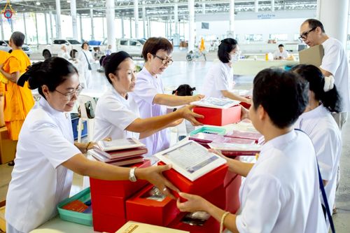 ภาพ No.228272:วันอาทิตย์ที่ 8 มิถุนายน พ.ศ. 2568 พิธีถวายทุนสนับสนุนพระไตรปิฎกฉบับธรรมชัย และอนุรักษ์คัมภีร์โบราณ ณ ห้องแก้วสารพัดนึก 2 วัดพระธรรมกาย