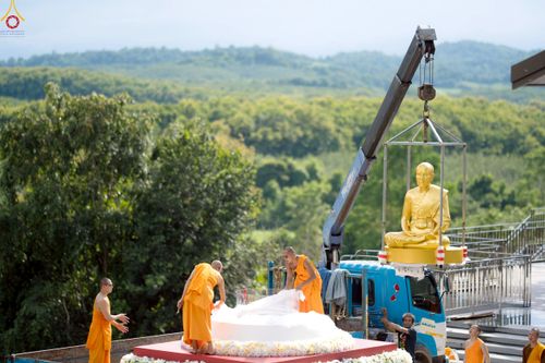 ภาพ No.239710:วันที่ 16-17 สิงหาคม พ.ศ. 2568 การปฏิบัติหน้าที่ของเจ้าหน้าที่ทุกสถานะ เพื่องานพิธีอัญเชิญรูปเหมือนพระมงคลเทพมุนี (สด จันทสโร) และพิธีกดปุ่มอัญเชิญรูปเหมือน พระมงคลเทพมุนี (สด จันทสโร) ณ มหาวิหารแก้วพระมงคลเทพมุนี ศูนย์ปฏิบัติธรรมแก้วเมืองเลย จ.เลย