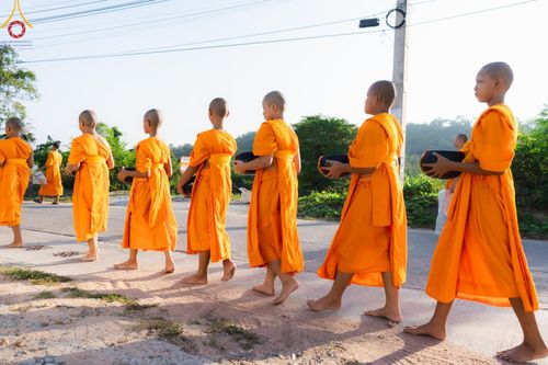 ภาพ No.57800:กิจกรรมบิณฑบาตของสามเณร โครงการบรรพชาสามเณร ฟื้นฟูพระพุทธศาสนาทั่วไทย ธุดงคสถานชลบุรี ณ ชุมชนบ้านห้วยเหียน ตำบลบ่อวิน  อำเภอศรีราชา จังหวัดชลบุรี วันที่ 27 เมษายน พ.ศ. 2567
