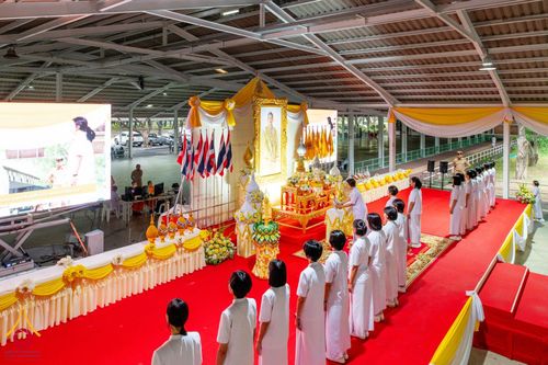 ภาพ No.146378:พิธีถวายเครื่องราชสักการะและวางพานพุ่ม และพิธีจุดเทียนถวายพระพรชัยมงคลแด่ พระบาทสมเด็จพระเจ้าอยู่หัว เนื่องในโอกาสพระราชพิธี มหามงคลเฉลิมพระชนมพรรษา 6 รอบ 28 กรกฎาคม 2567 วันอาทิตย์ที่ 28 กรกฎาคม พ.ศ. 2567  ณ อาคารโถงช้างฯ วัดพระธรรมกาย อ.คลองหลวง จ.ปทุม