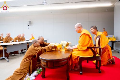 ภาพ No.222895:วันที่ 23 เมษายน พ.ศ. 2568 หลวงพ่อทัตตชีโวต้อนรับคณะสงฆ์จีน ณ อาคาร 100 ปี คุณยายมหารัตนอุบาสิกาจันทร์ ขนนกยูง วัดพระธรรมกาย