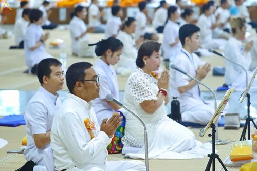 ภาพ No.233722:วันเสาร์ที่ 19 กรกฎาคม พ.ศ.2568 วันมหารำลึก ครั้งที่ 35 พิธีรำลึกถึงนักสร้างบารมี , พิธีสวดพระพุทธมนต์ , พิธีทอดผ้าบังสกุลและถวายไทยธรรม วัดพระธรรมกาย