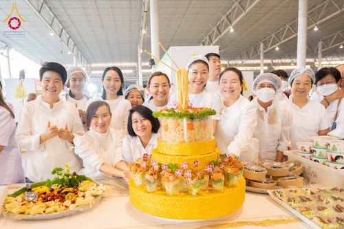 ภาพ No.303970:วันที่ 28 มกราคม พ.ศ. 2569 พิธีถวายภัตตาหารเป็นสังฆทาน แด่พระธรรมยาตรา ณ วัดพระธรรมกาย  จังหวัดปทุมธานี ในโครงการธรรมยาตรา กตัญญูบูชา มหาปูชนียาจารย์ พระมงคลเทพมุนี(สด จนฺทสโร) พระผู้ปราบมาร อนุสรณ์สถาน 7 แห่ง ปีที่ 14