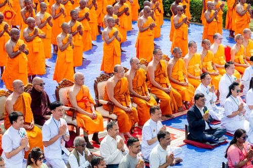 ภาพ No.314162:วันจันทร์ที่ 16 มีนาคม พ.ศ. 2569 พิธีถวายบาตรอัฐบริขาร และพิธีขอนิสัยแก่สามเณรธรรมทายาท 500 รูป ณ วิหารมายาเทวี ประเทศเนปาล