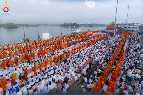 ภาพ No.284698:วันอาทิตย์ที่ 14 ธันวาคม พ.ศ.2568  พิธีทำบุญเมืองสุราษฎร์ธานี 110ปี และพิธีตักบาตรพระสงฆ์ 1,110 รูป  ณ บริเวณริมน้ำวัดกลาง (เก่า) ถนนบ้านดอน ตำบลตลาดใหม่ อำเภอเมือง จังหวัดสุราษฎร์ธานี